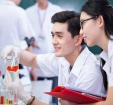 Sinh viên nghiên cứu