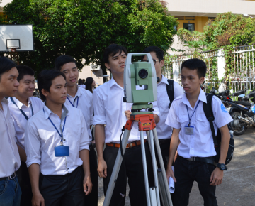 Thực hành tại sân trường