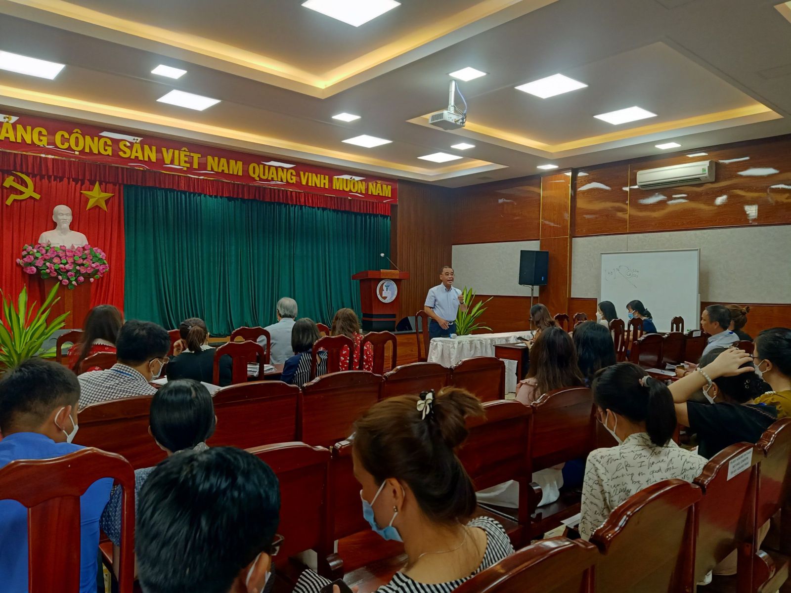 Tổ chức họp xét học bổng cho sinh viên